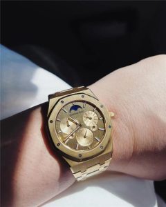 愛彼于10月底在上海推出了一款極具特色的新品——大中華區限量版皇家橡樹超薄萬年歷腕表