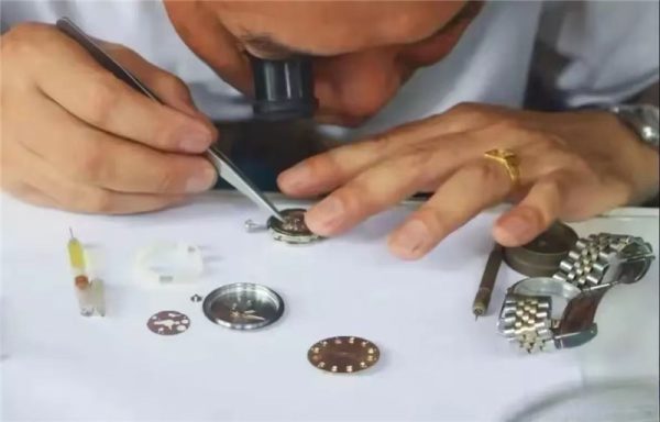 石英手表換電池：自行更換還是求助專業人士？